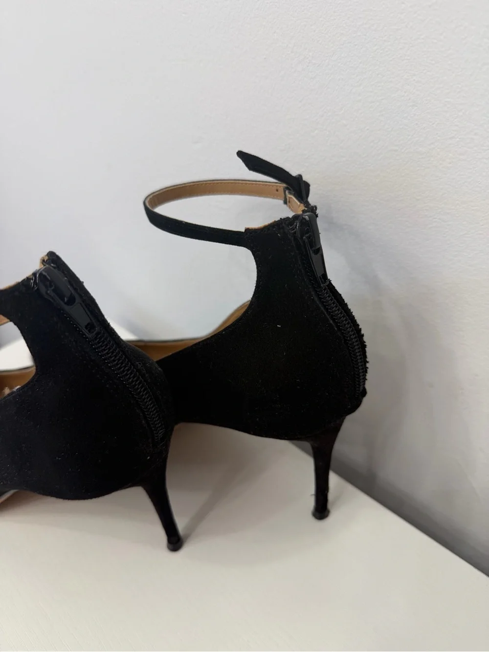 Jessica Simpson chic pointed